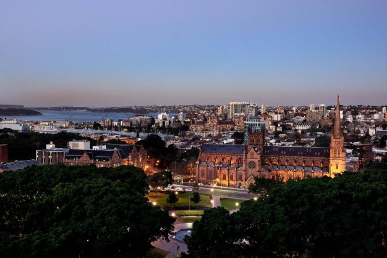 Vista panorámica nocturna de Sídney con catedral iluminada desde el Sheraton Grand Sydney Hyde Park