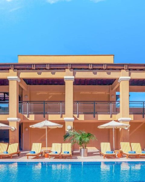 Piscina exterior con tumbonas y sombrillas del Asteria Family Resort Belek en Turquía