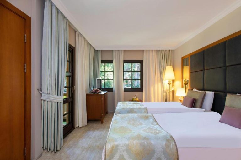 Habitación twin con dos camas y balcón en Asteria Family Resort Belek, Turquía