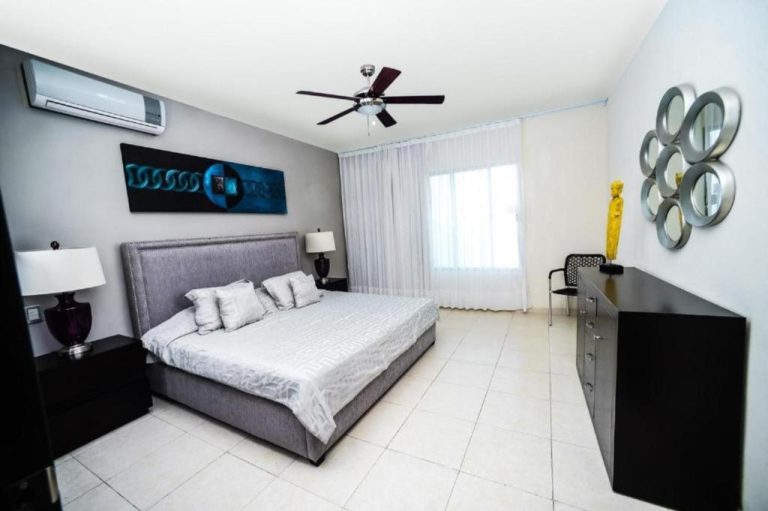 Habitación doble con cama king size, aire acondicionado y decoración moderna en Encanto Riviera