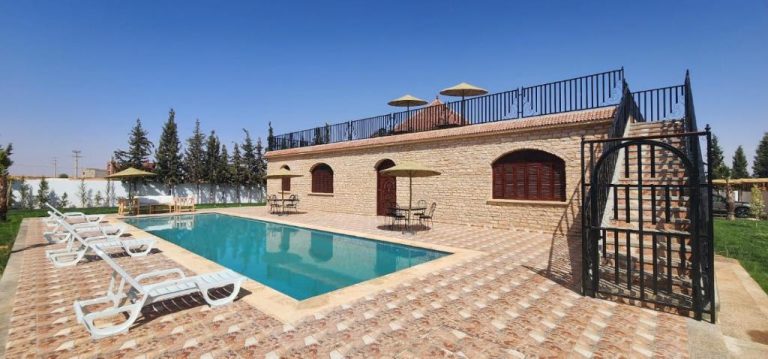 Piscina exterior con tumbonas y terraza en piedra del Auberge Dar Laazouzi