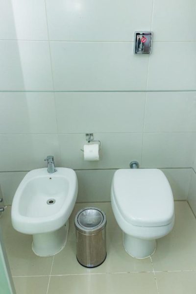Baño completo con bidé, inodoro y papelera en habitación del Awa Resort Hotel