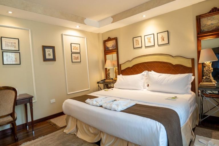 Habitación doble clásica con cama king size y decoración elegante en Mansion Alcazar