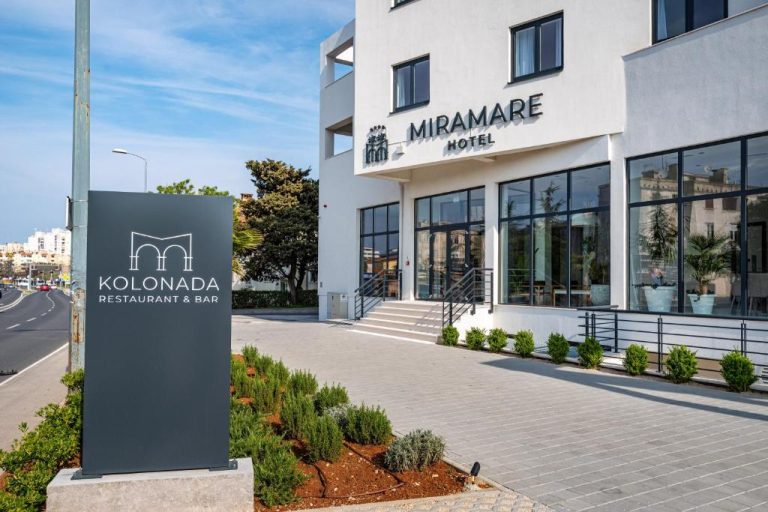 Fachada exterior del Miramare Hotel con el restaurante y bar Kolonada en primer plano