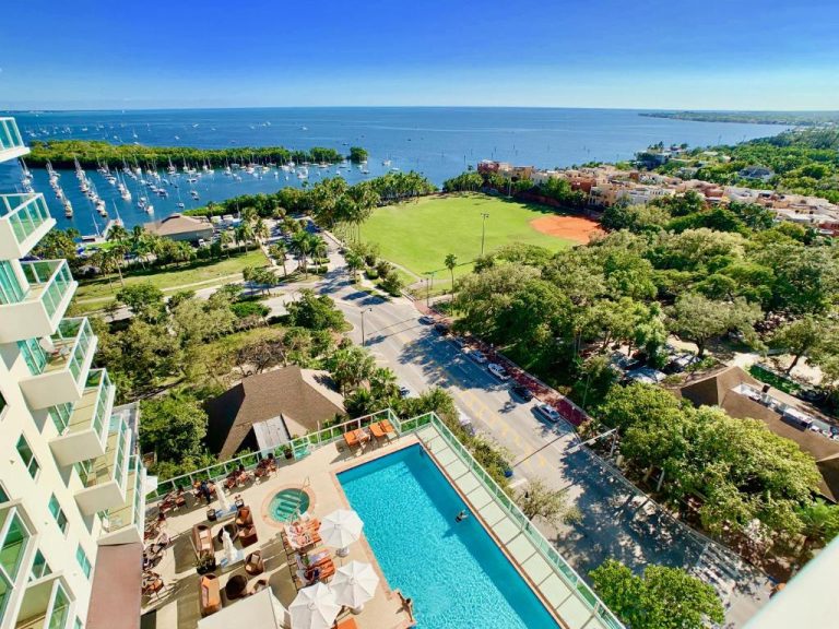 Vista aérea de la piscina exterior con terraza y vistas a la bahía en Balcony Ocean View Miami