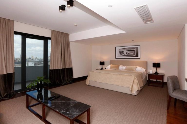 Suite de lujo con cama king y vista panorámica a la ciudad en Marriott Buenos Aires Downtown