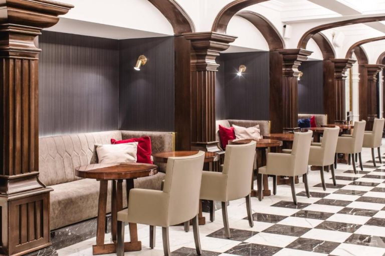 Elegante salón restaurante con arcos de madera y suelo de mármol en el Marriott Buenos Aires Downtown