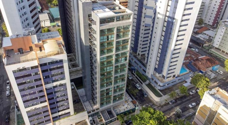 Vista aérea del edificio moderno de apartamentos Boa Viagem Flat Rooftop Alto Padrão en Recife