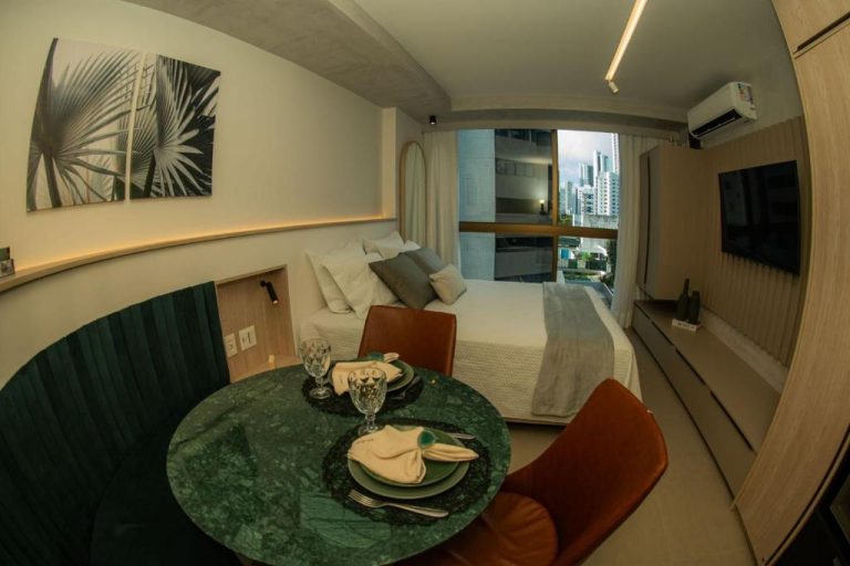 Habitación estudio de lujo con comedor de mármol verde y cama doble en Flat Rooftop Boa Viagem