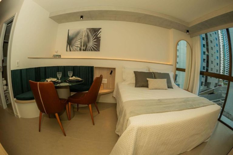 Habitación suite de lujo con cama doble y mesa de comedor en Flat Rooftop Boa Viagem