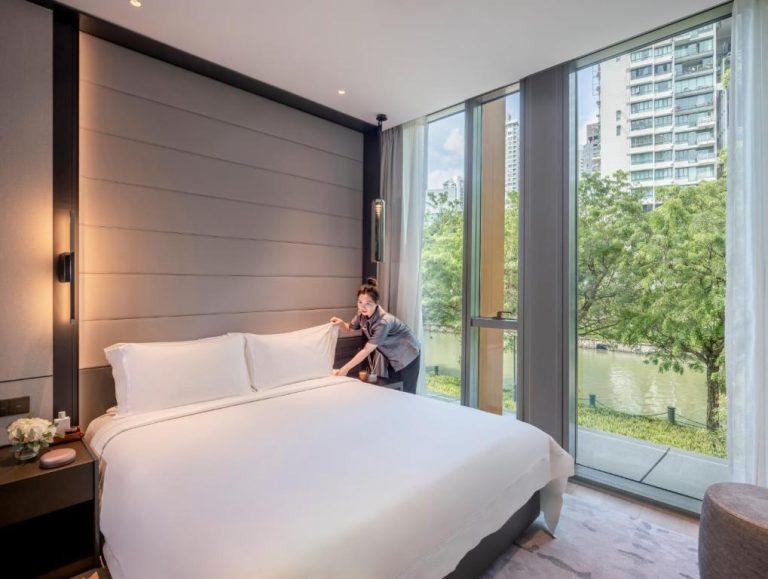 Habitación deluxe con cama doble y vistas al río en Fraser Residence River Promenade Singapur