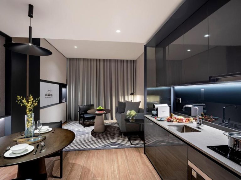 Cocina moderna integrada con salón comedor en Fraser Residence River Promenade Singapur
