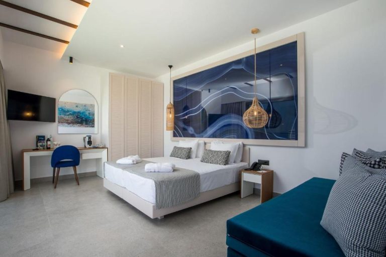 Habitación doble con decoración en azul y cuadro artístico en Lindos Bay Hotel, Rodas