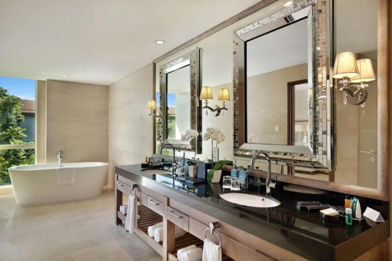 Baño de lujo con bañera exenta y doble lavabo del Hilton Garden Inn Bali Ngurah Rai Airport