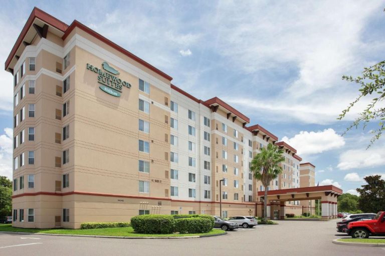 Fachada exterior del Homewood Suites by Hilton Tampa-Brandon con aparcamiento y entrada principal