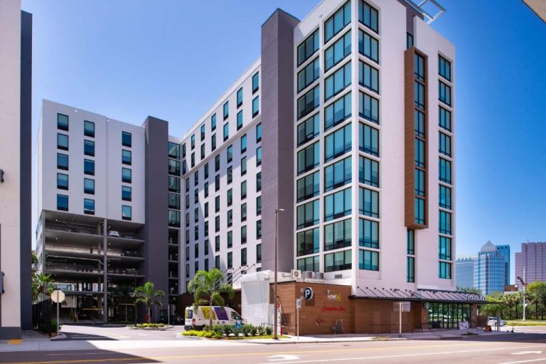 Fachada exterior del Home2 Suites by Hilton Tampa Downtown Channel District con Starbucks en planta baja