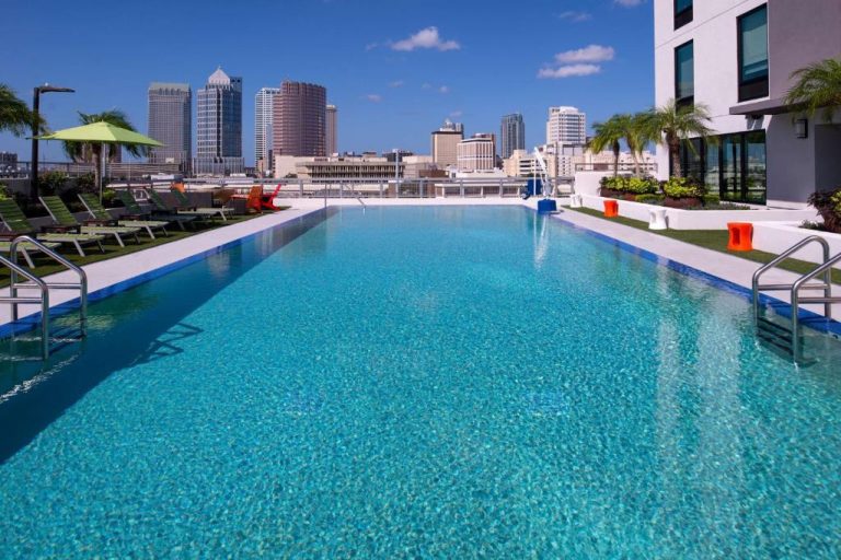 Piscina exterior en la azotea del Home2 Suites by Hilton Tampa Downtown con vistas al skyline de la ciudad