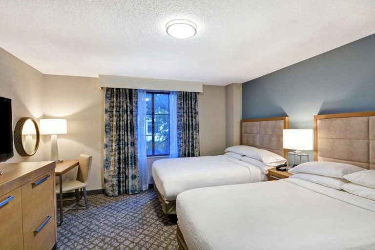 Habitación doble con dos camas queen y escritorio en Embassy Suites by Hilton Orlando Downtown