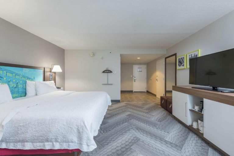 Habitación king con cama doble, televisor y escritorio en Hampton Inn Tampa Veterans Expressway