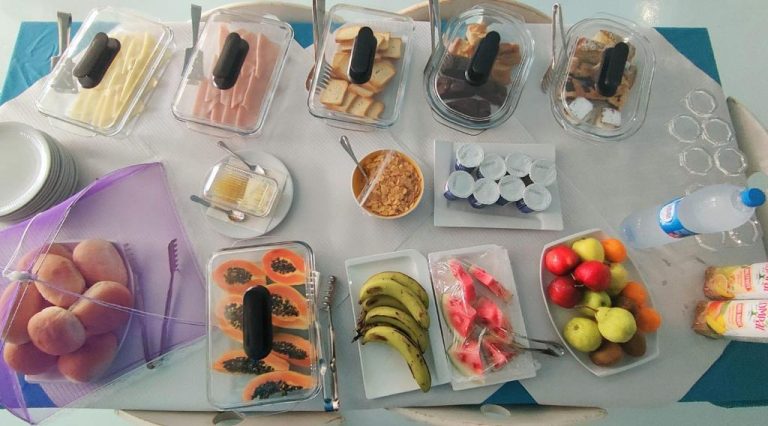 Buffet de desayuno con frutas frescas, embutidos y lácteos en Pensão Big Game Maio Vila do Maio