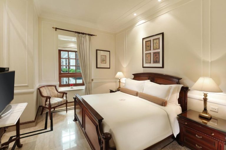 Habitación clásica de lujo con cama doble y decoración colonial en The Imperial New Delhi