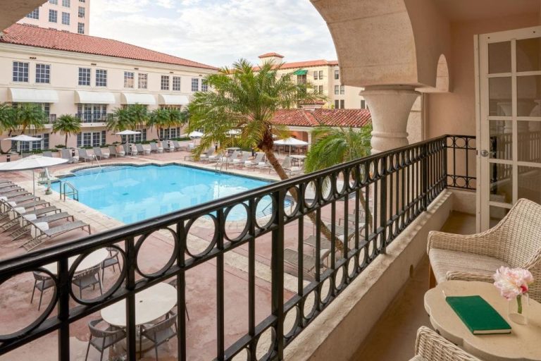 Vista desde el balcón privado hacia la piscina exterior del Hyatt Regency Coral Gables en Miami