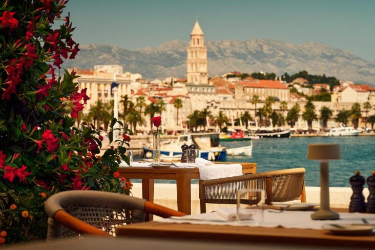 Terraza del restaurante del Hotel Ambasador con vistas al mar adriático y casco histórico de Split