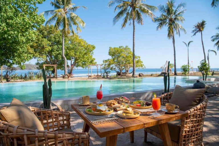 Desayuno tropical junto a la piscina infinita con vistas al mar en Bleu Mathis Gili Asahan