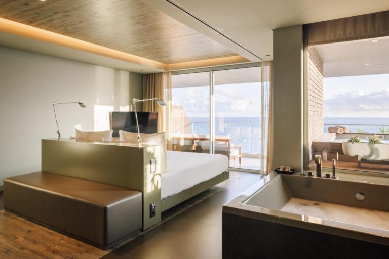 Suite de lujo con bañera exenta y terraza con vistas al mar en Saccharum Resort and Spa Savoy