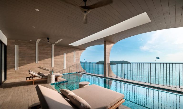 Terraza con piscina privada y tumbonas con vistas al mar turquesa en PARKROYAL Langkawi Resort