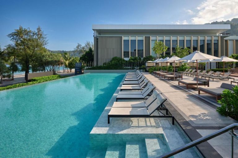Piscina infinita con tumbonas y vistas al mar del Four Points by Sheraton Phuket Patong Beach Resort
