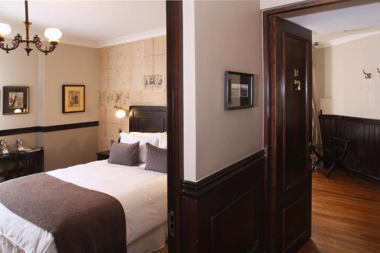 Habitación clásica con cama doble y decoración vintage en Hotel Boutique Castillo Rojo