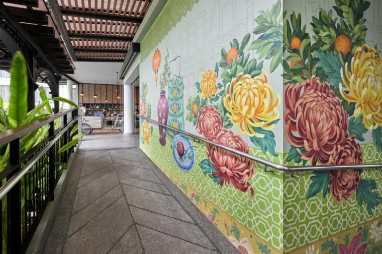 Colorido mural floral con crisantemos en el corredor del Four Points by Sheraton Phuket Patong Beach Resort