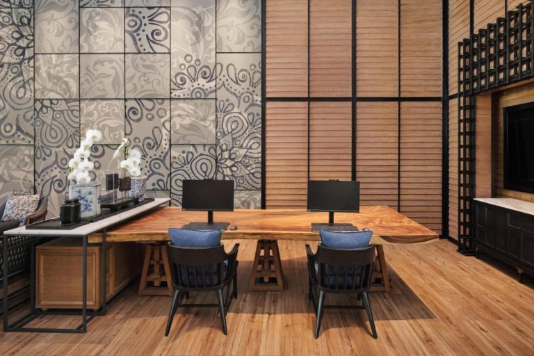 Centro de negocios con escritorio de madera y ordenadores en Four Points by Sheraton Phuket Patong Beach Resort