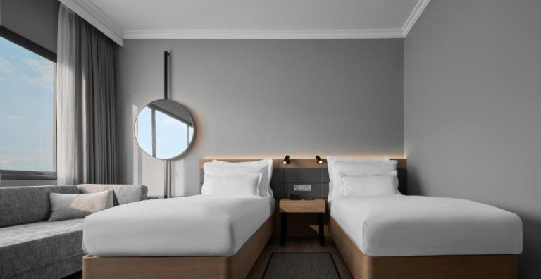 Habitación twin con dos camas individuales y decoración moderna en AC Hotel by Marriott Penang