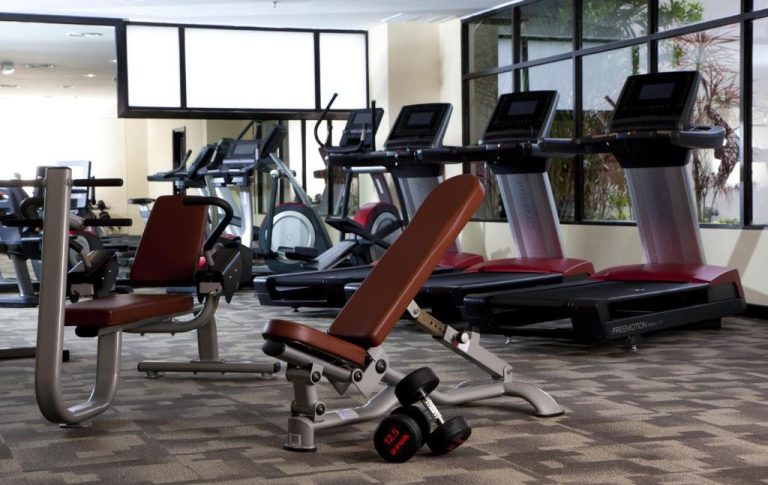 Gimnasio completamente equipado con cintas de correr y mancuernas del AC Hotel by Marriott Penang