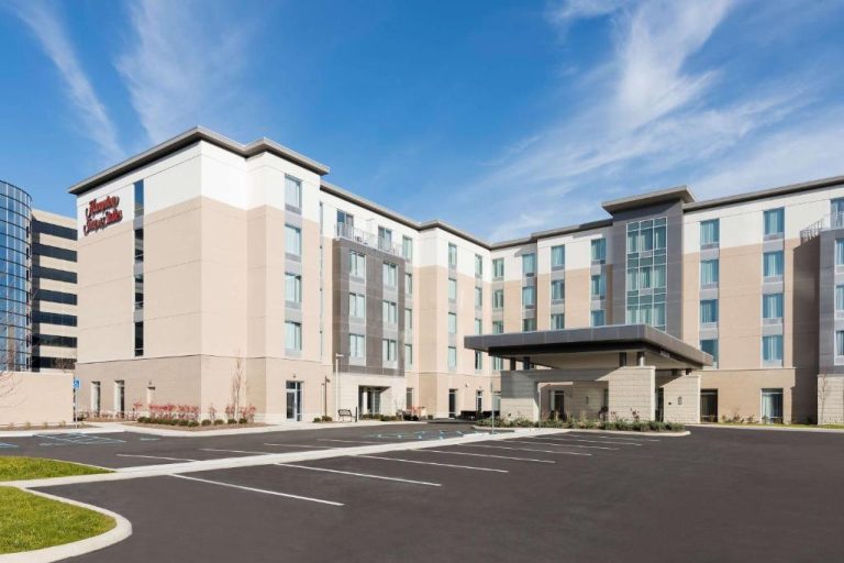 Fachada exterior y aparcamiento del Hampton Inn & Suites Indianapolis-Keystone en Indiana