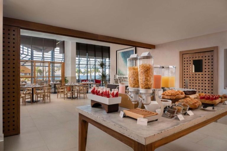 Buffet de desayuno con cereales, zumos y bollería en el Hilton Garden Inn La Romana