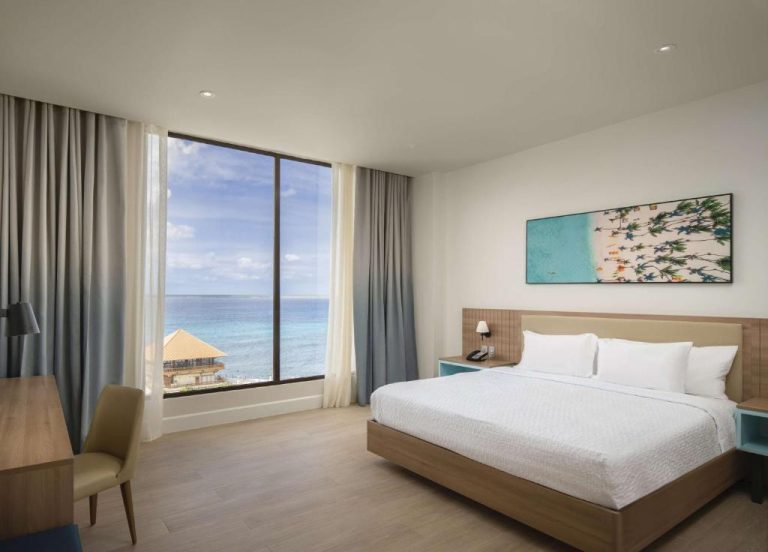 Habitación doble con cama king y vista panorámica al mar en Hilton Garden Inn La Romana