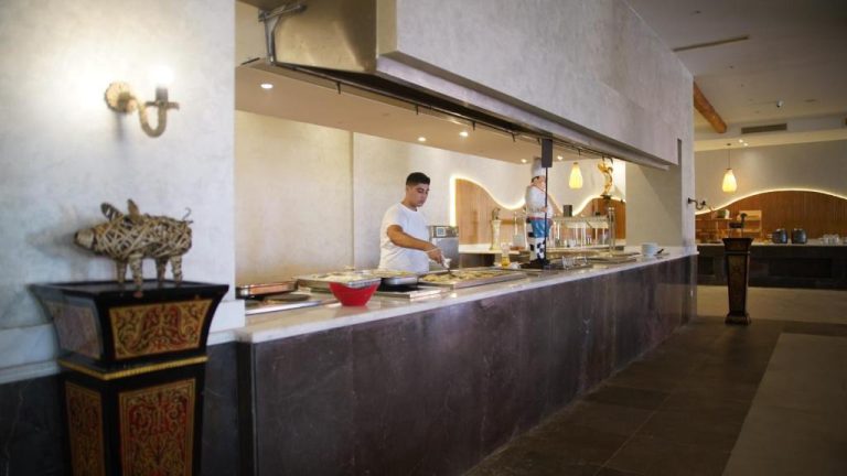 Chef preparando platos en el buffet del restaurante Amarina Jannah Resort & Aqua Park Marsa Alam