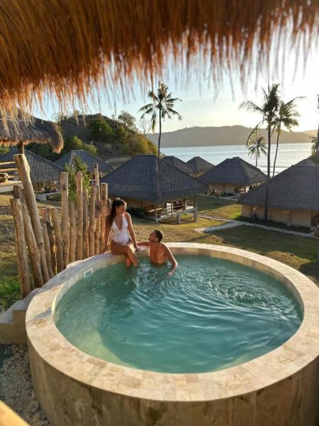 Pareja disfrutando de la piscina privada con vista al mar en Bleu Mathis Gili Asahan