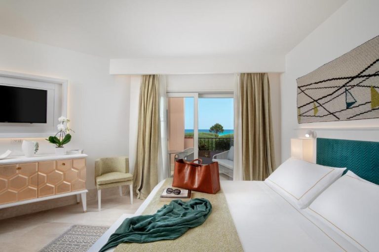 Habitación doble con vistas al mar y terraza en Abi d'Oru Sardinian Beach Resort & Spa