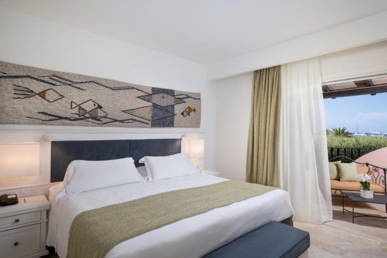 Habitación doble con cama king size y terraza con vistas al mar en Abi d'Oru Sardinian Beach Resort & Spa