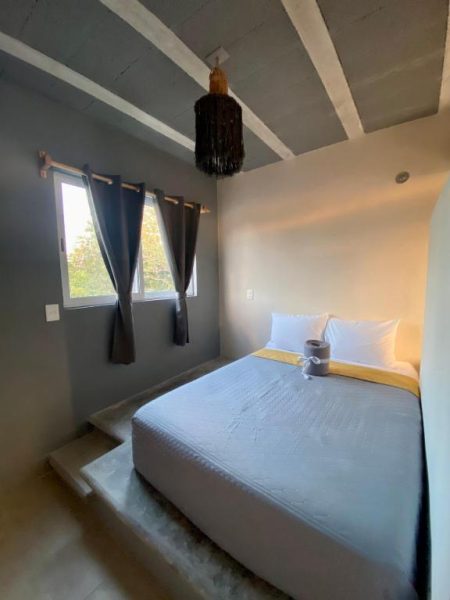 Habitación doble con cama matrimonial y decoración rústica en Casa Cielito Lindo Cozumel