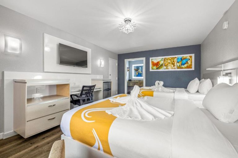 Habitación doble con dos camas queen y decoración moderna en Quality Inn and Conference Center Tampa-Brandon