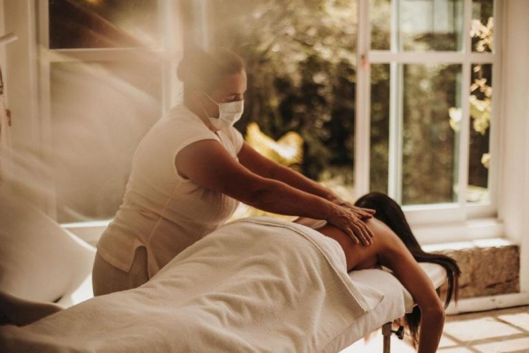 Terapeuta realizando masaje relajante en sala de spa del Hotel CasaIvan con luz natural