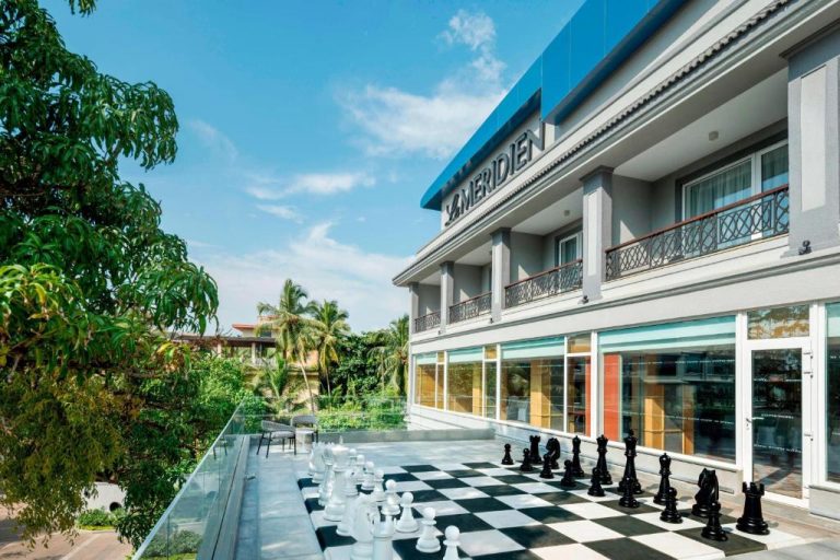 Tablero de ajedrez gigante en la terraza exterior del Le Meridien Goa Calangute con jardines tropicales