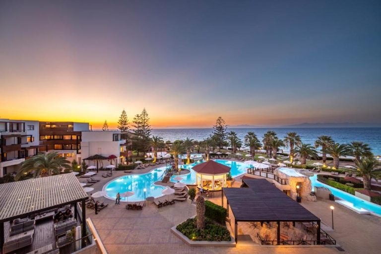 Vista aérea de la piscina exterior iluminada del D'Andrea Mare Hotel con vistas al mar al atardecer