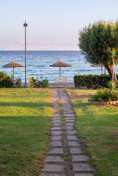 Camino de piedra entre jardín con acceso directo a la playa del D'Andrea Mare Hotel