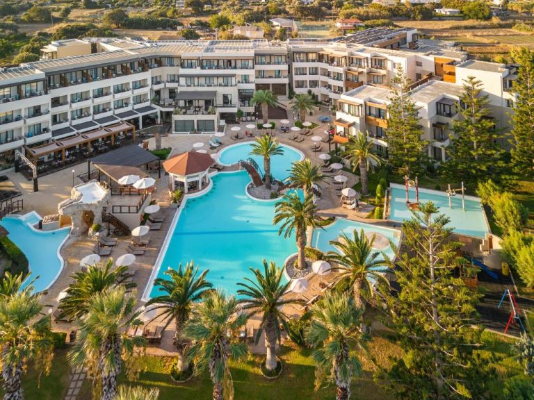 Vista aérea de las piscinas exteriores y jardines tropicales del D'Andrea Mare Hotel en Rodas